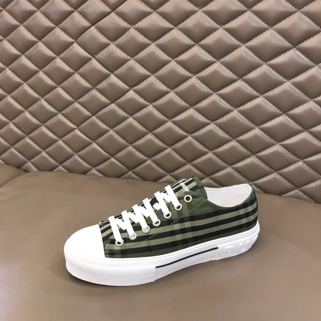 p400 "Burberr*" men's classic low-top sneakers, reinterpreted in Vintage check cotton material and decorated with a new brand logo. First-layer sheepskin lining, embossed Burberry logo on the heel, and original TPU outsole!  Size: 38-44 No. 068